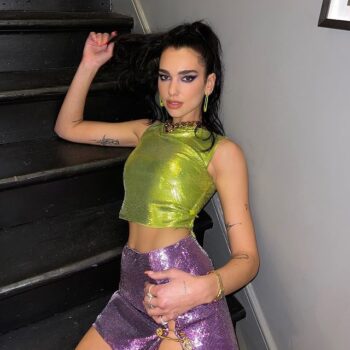 h-dua-lipa-μας-δείχνει-πώς-θα-φορέσουμε-τις-παγ-196585