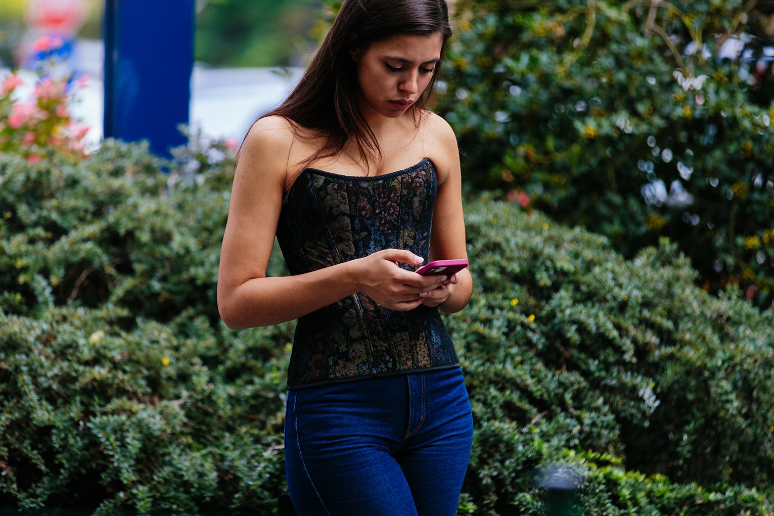 Τα 6 τοπ που θα συνδυάσετε με όλα τα straight jeans-3