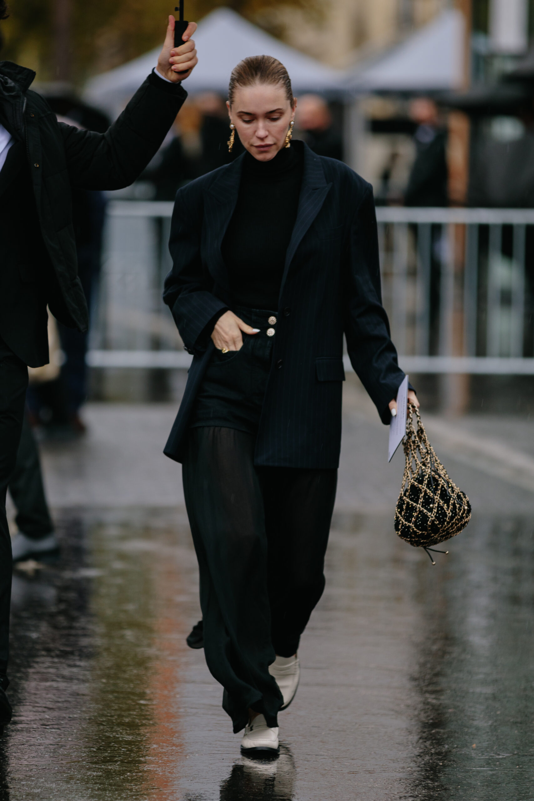 Total black: 10 fresh εμφανίσεις για everyday looks-10