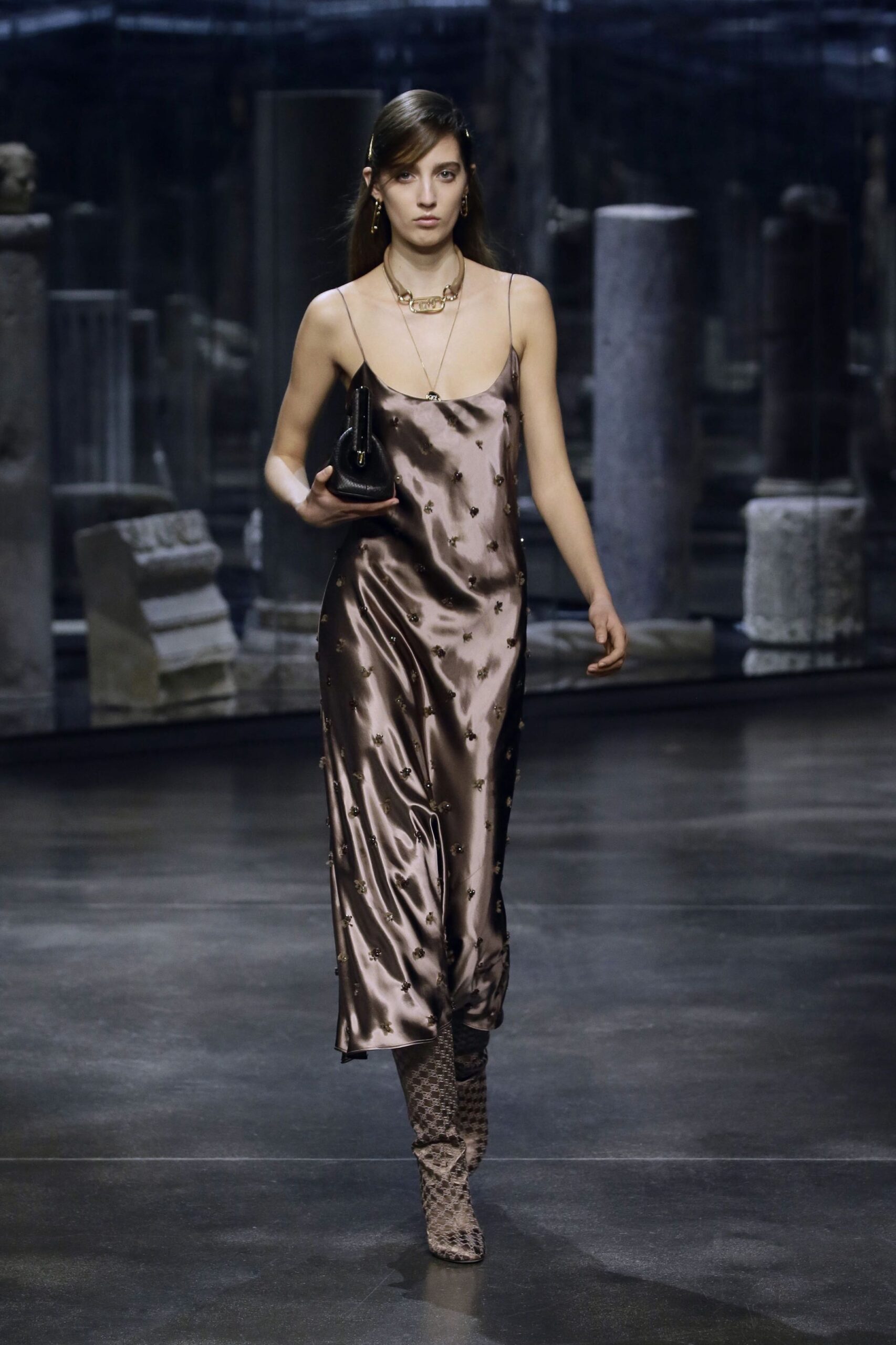 Fendi AW21-22 Chocolate brown: Πώς θα φορέσετε την τάση;-3