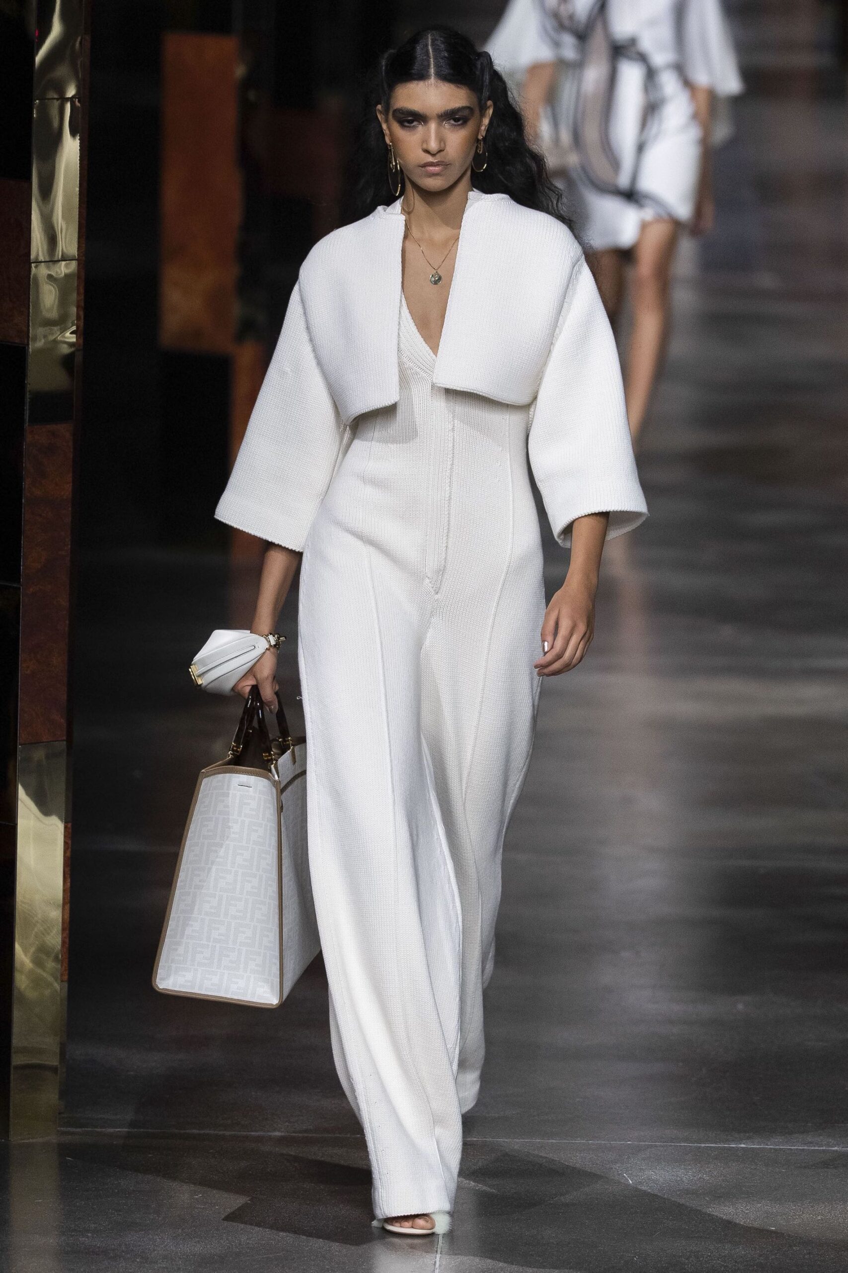 Fendi Bracelet bag: Γνωρίζετε τη νέα hot τάση στις τσάντες;-2