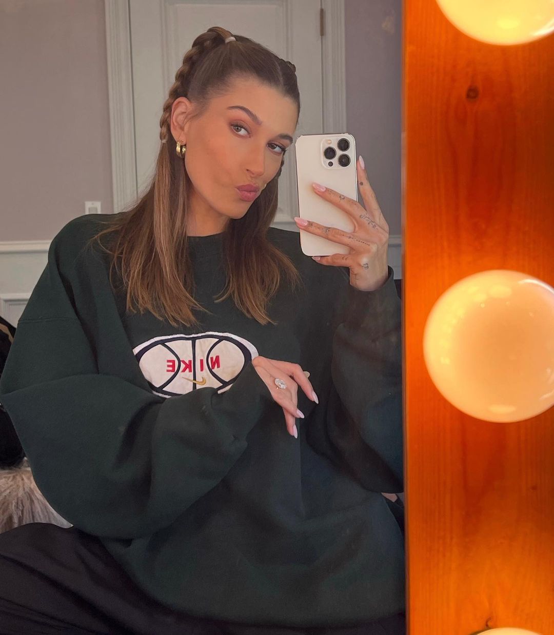 Hailey Bieber: Πώς πετυχαίνει το τέλειο preppy-sexy στυλ-3