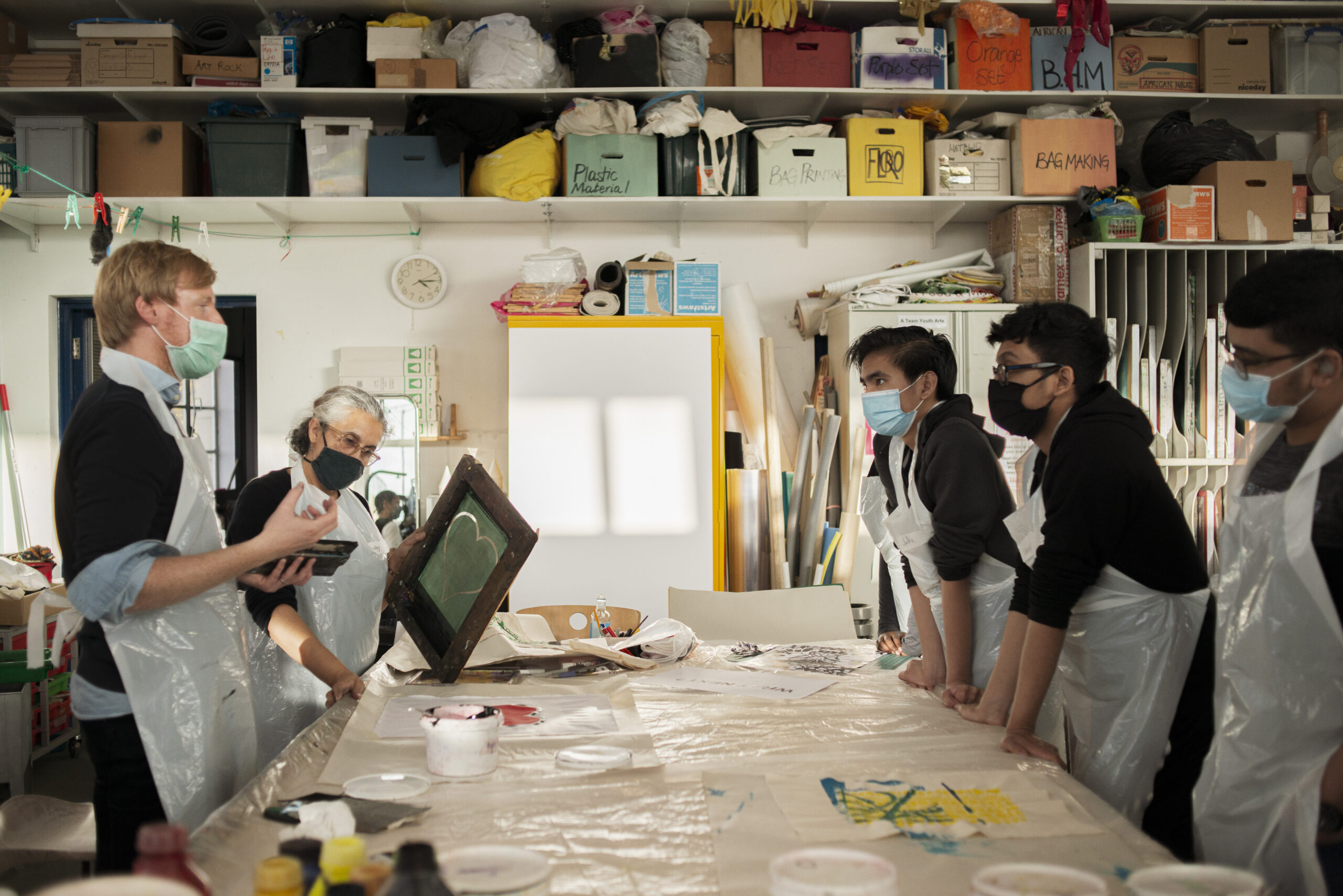 Ο οίκος Alexander McQueen δίνει βήμα σε νέους δημιουργούς-1