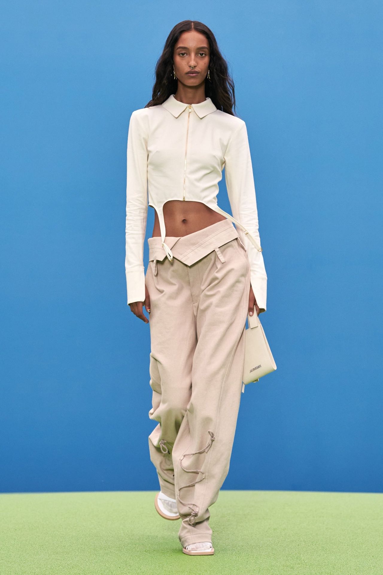 Jacquemus Μπεζ παντελόνι: Τα πιο ωραία outfit για τον χειμώνα-5