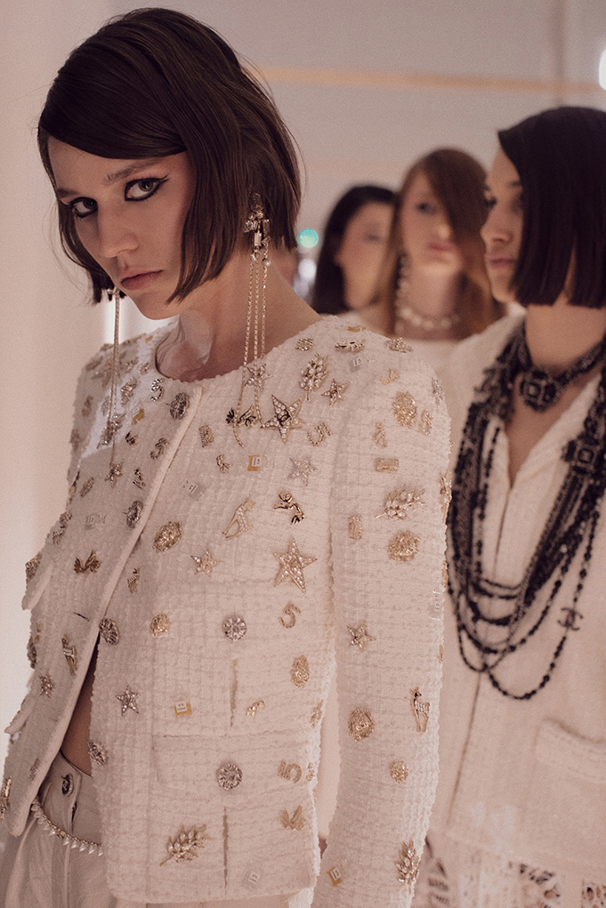 H Vogue αποκλειστικά στο backstage του Chanel Cruise 21/22 show στο Dubai-2