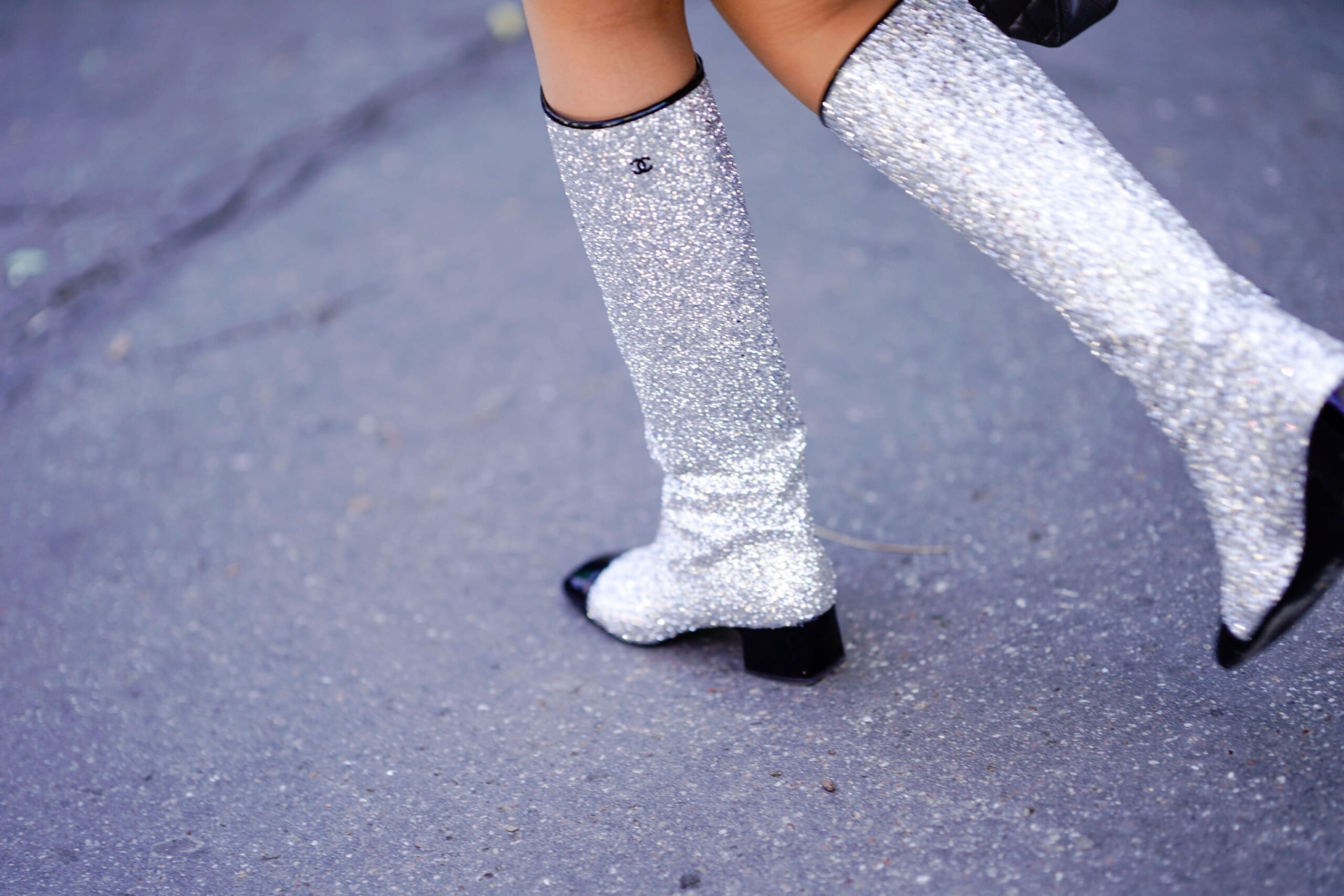 Glitter boots: Τα πιο sparkling σχέδια για τα glam σύνολα του χειμώνα-1