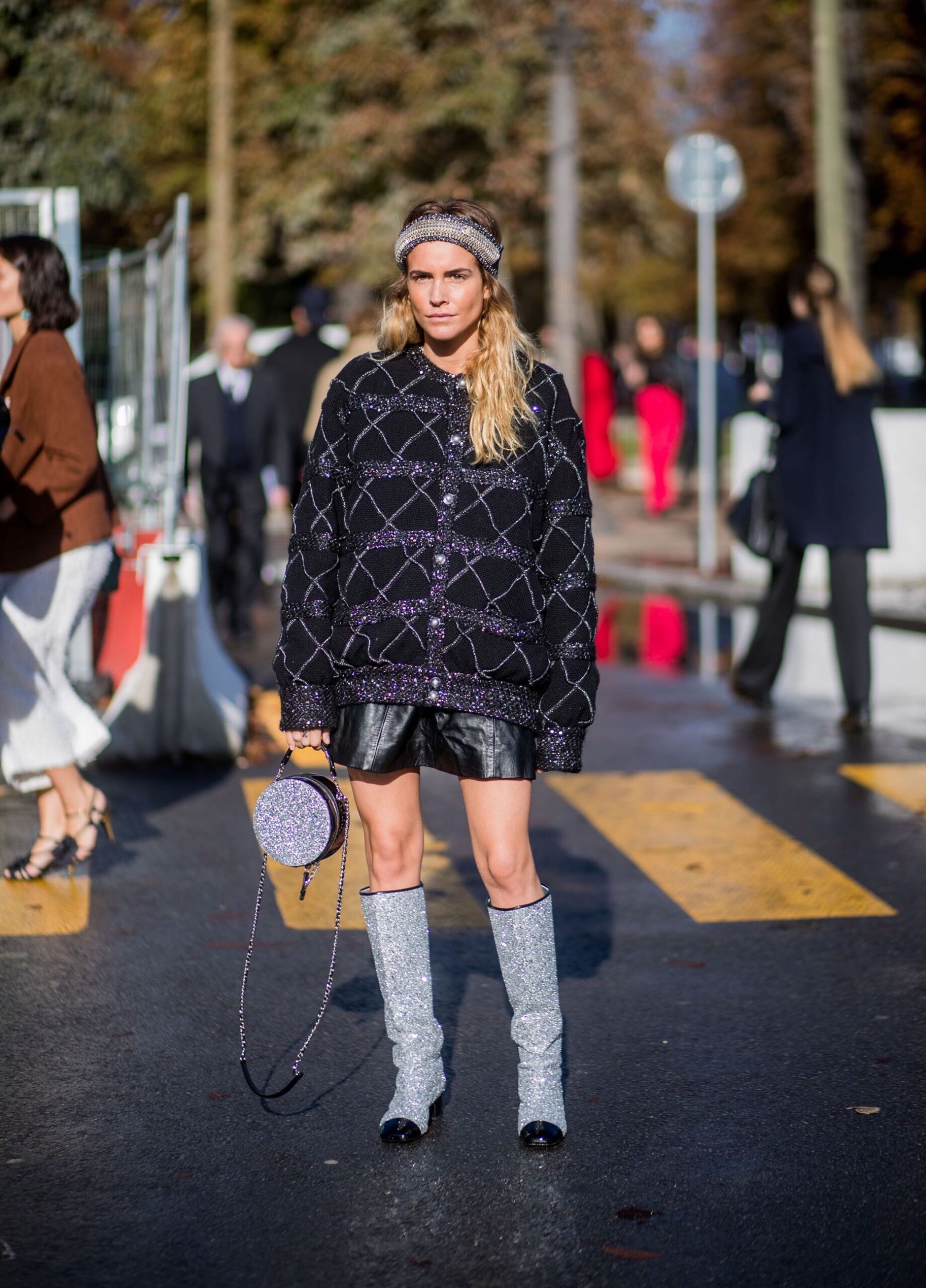 Glitter boots: Τα πιο sparkling σχέδια για τα glam σύνολα του χειμώνα-2