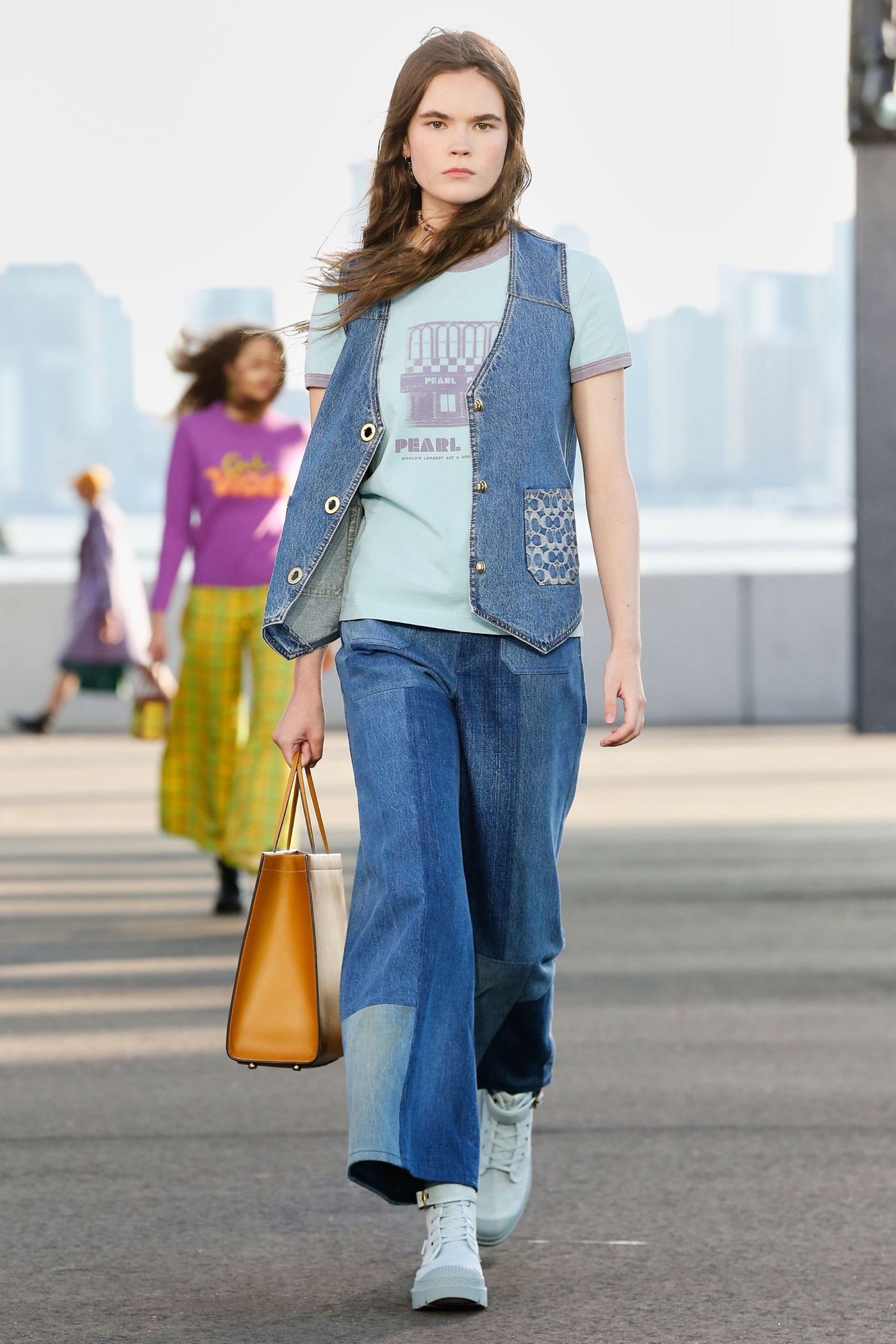 Jeans στο γραφείο: Οι πιο updated συνδυασμοί για τον χειμώνα-2