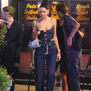 τα-platform-shoes-που-φορούν-τώρα-οι-celebrities-200111