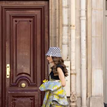 h-emily-in-paris-φορά-τις-πιο-κομψές-μπότες-του-χειμ-201447