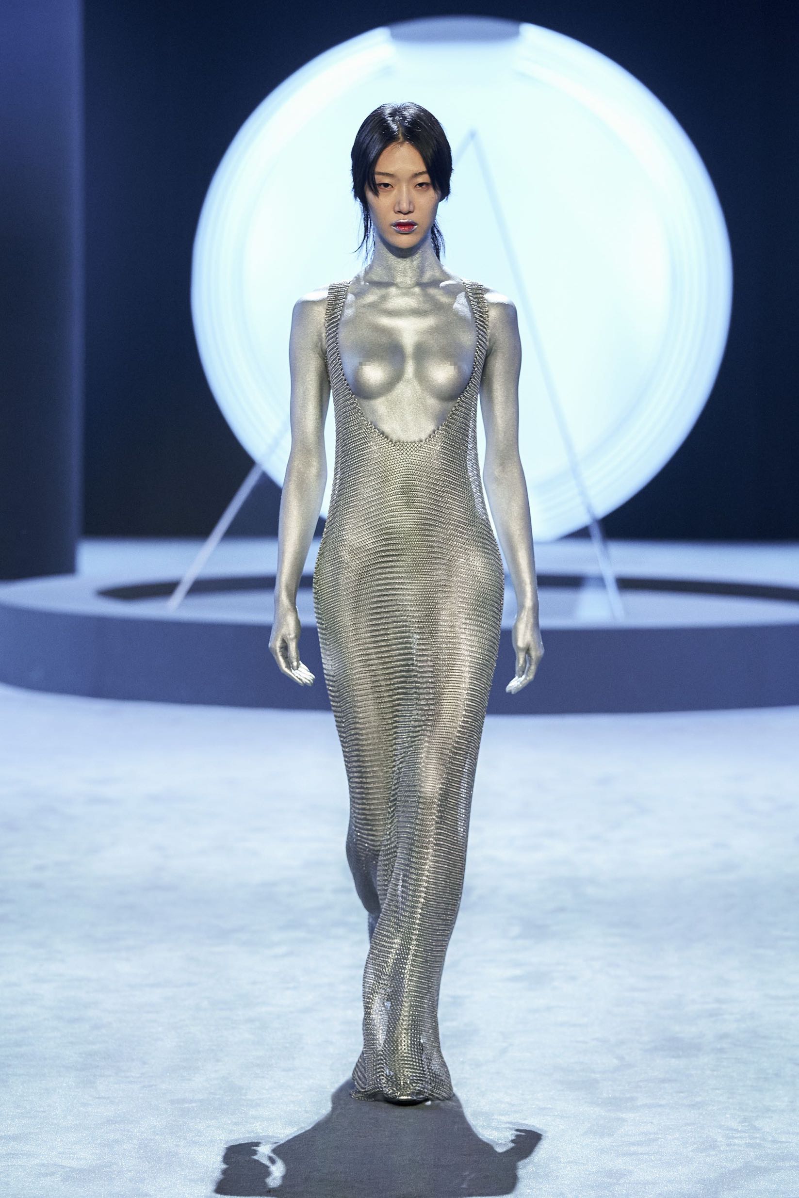 Τα πιο ωραία party look του χειμώνα γίνονται με metallics-3