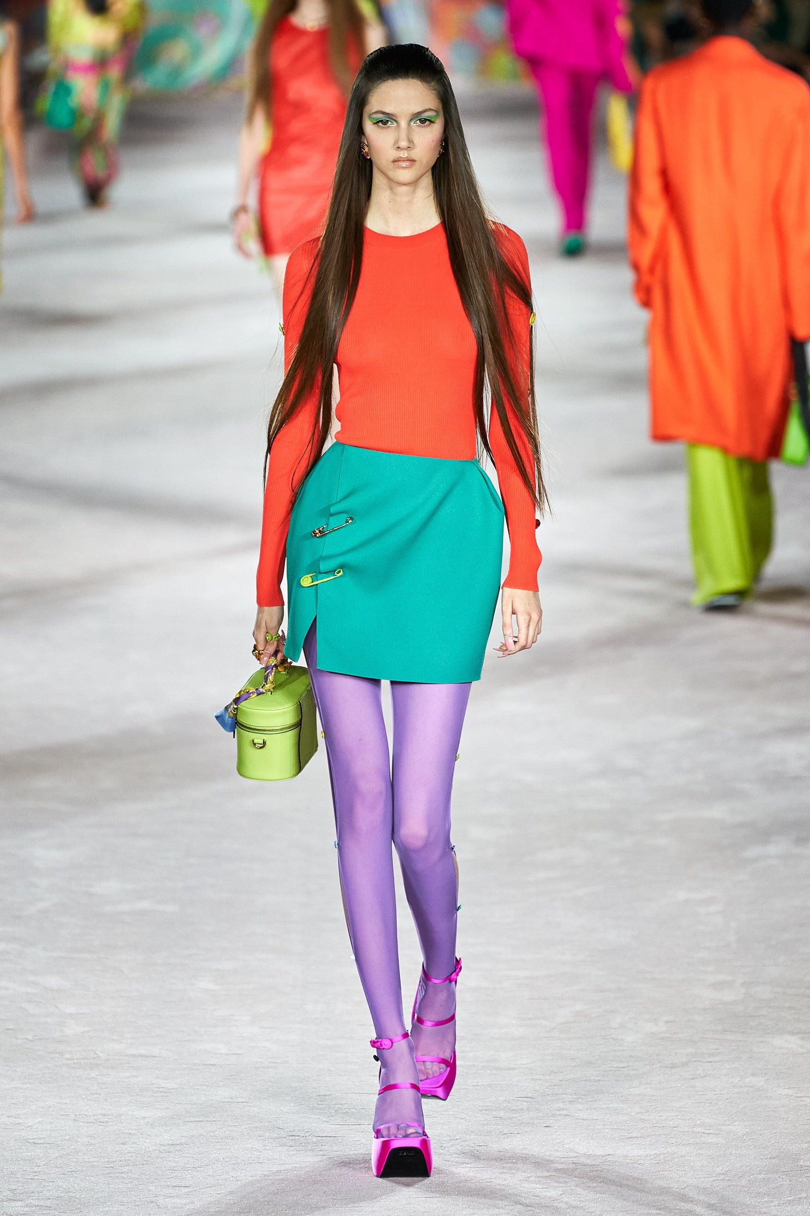 Το Very Peri είναι το χρώμα της Pantone για το 2022 και η Vogue έχει τις λεπτομέρειες-3