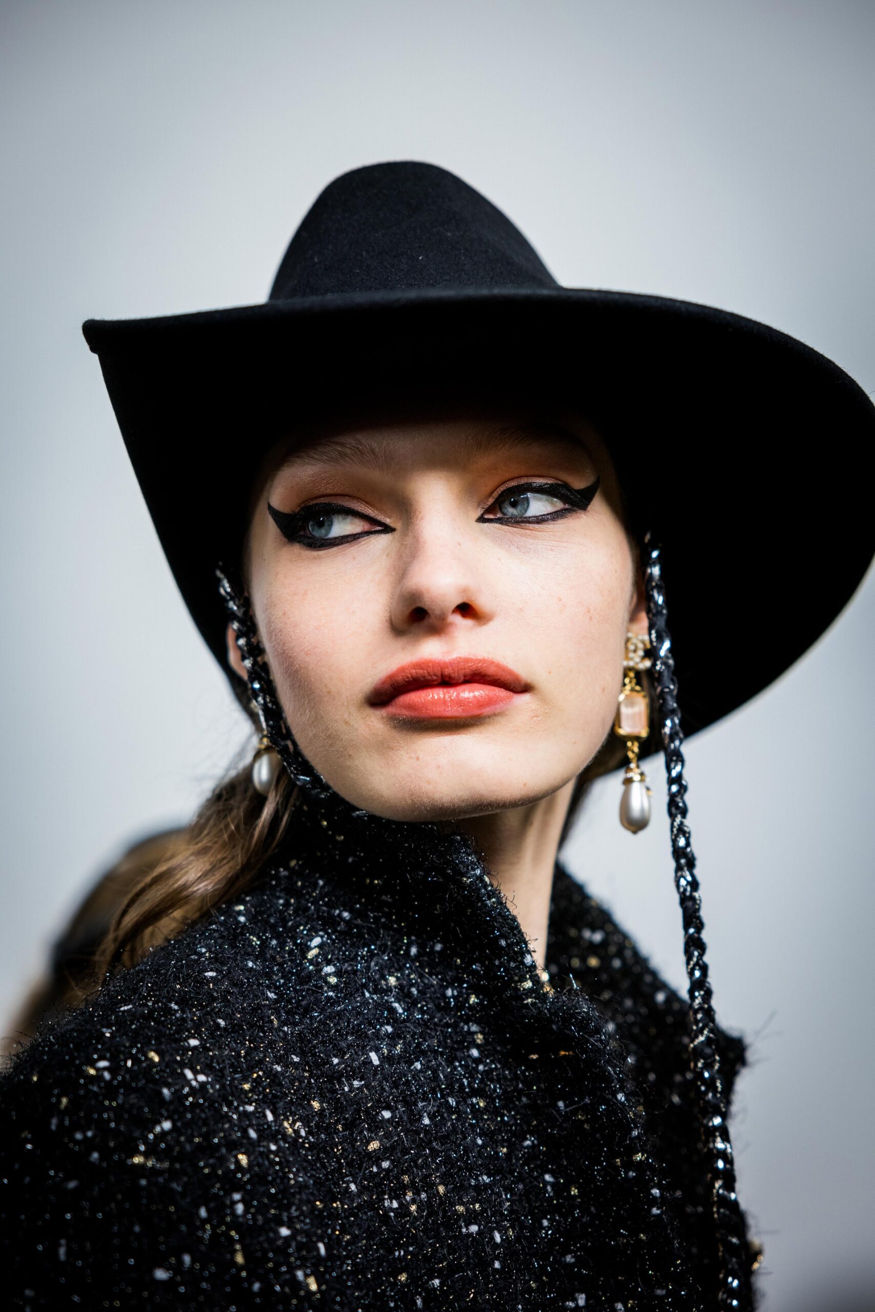 Η Vogue στο backstage του Chanel Métiers d’Art show-12