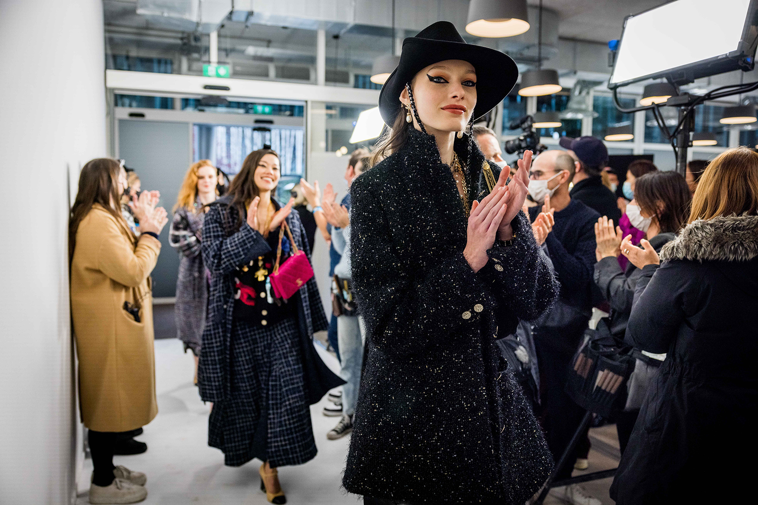 Η Vogue στο backstage του Chanel Métiers d’Art show-3