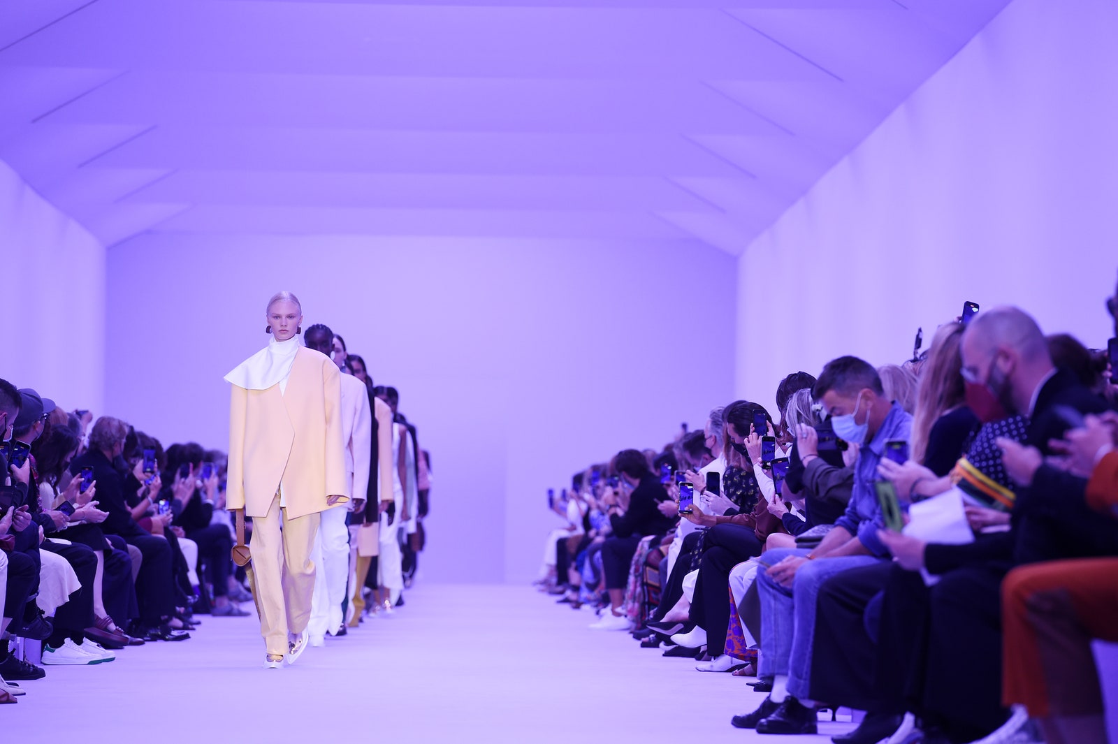 Το Very Peri είναι το χρώμα της Pantone για το 2022 και η Vogue έχει τις λεπτομέρειες-4