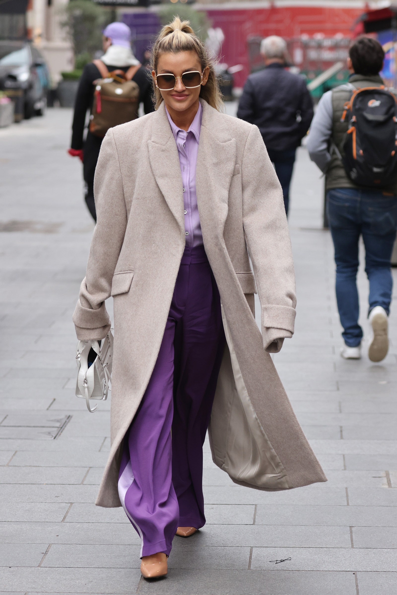 Το Very Peri είναι το χρώμα της Pantone για το 2022 και η Vogue έχει τις λεπτομέρειες-7
