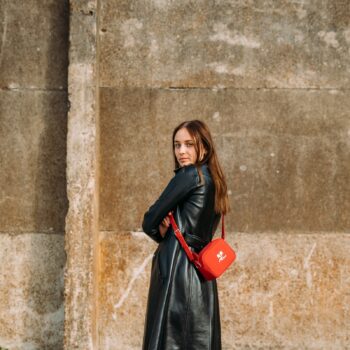 12-parisian-looks-για-να-ντυθείτε-όπως-η-emily-in-paris-204121