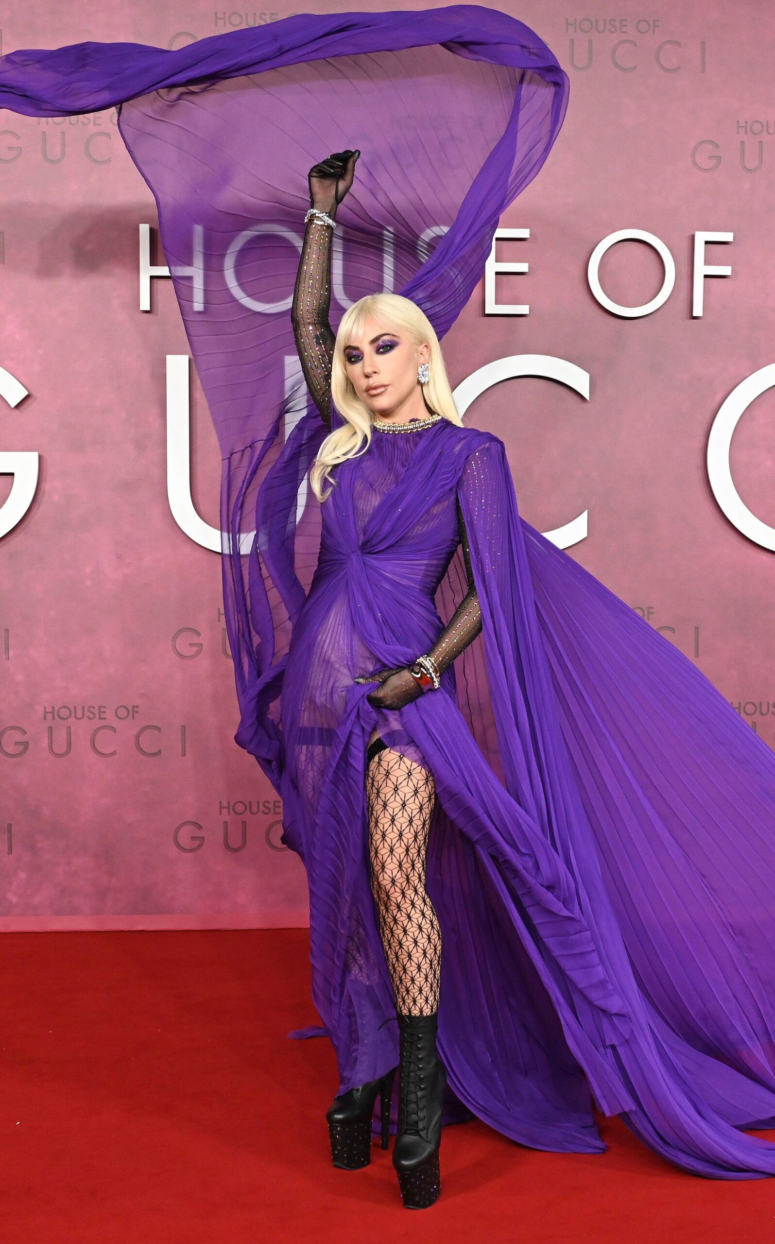 Το Very Peri είναι το χρώμα της Pantone για το 2022 και η Vogue έχει τις λεπτομέρειες-5