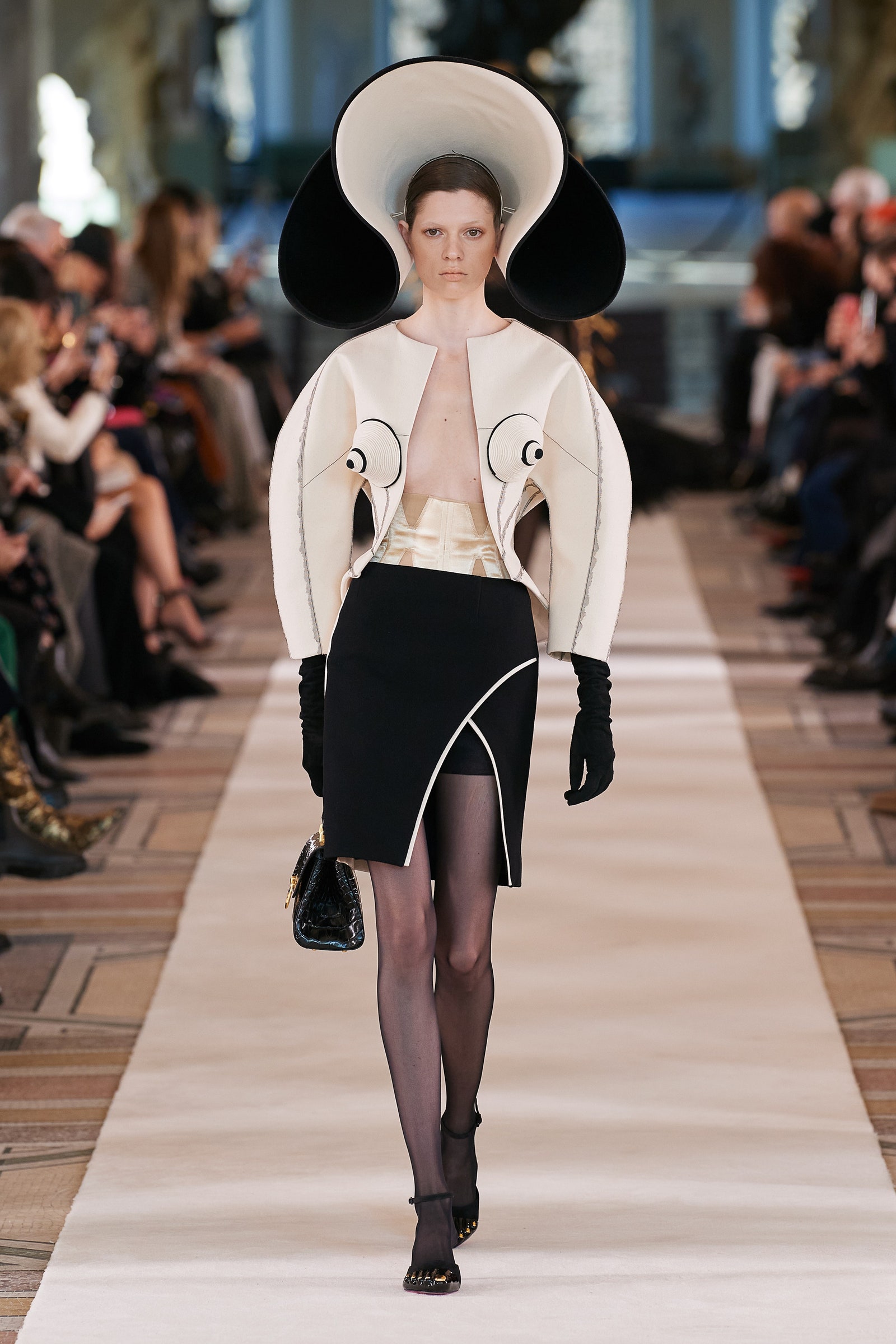 Schiaparelli Couture SS22: Η νέα εποχή του οίκου-4