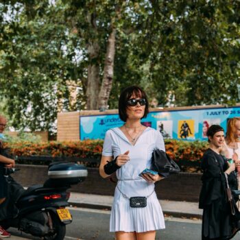 οι-mini-bags-είναι-ξανά-το-must-του-street-style-210005