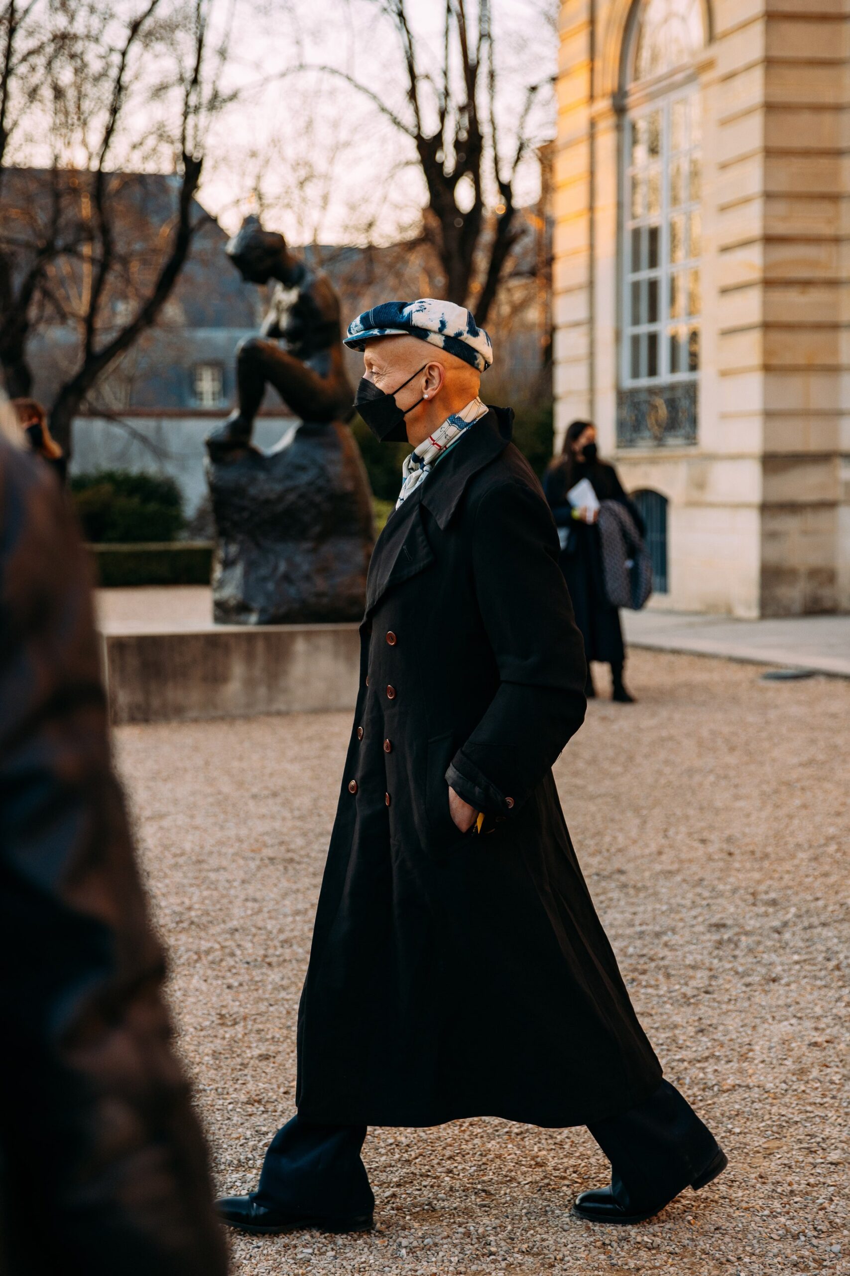 Total black: Το street style του Παρισιού μας δείχνει πώς θα το υιοθετήσουμε-6