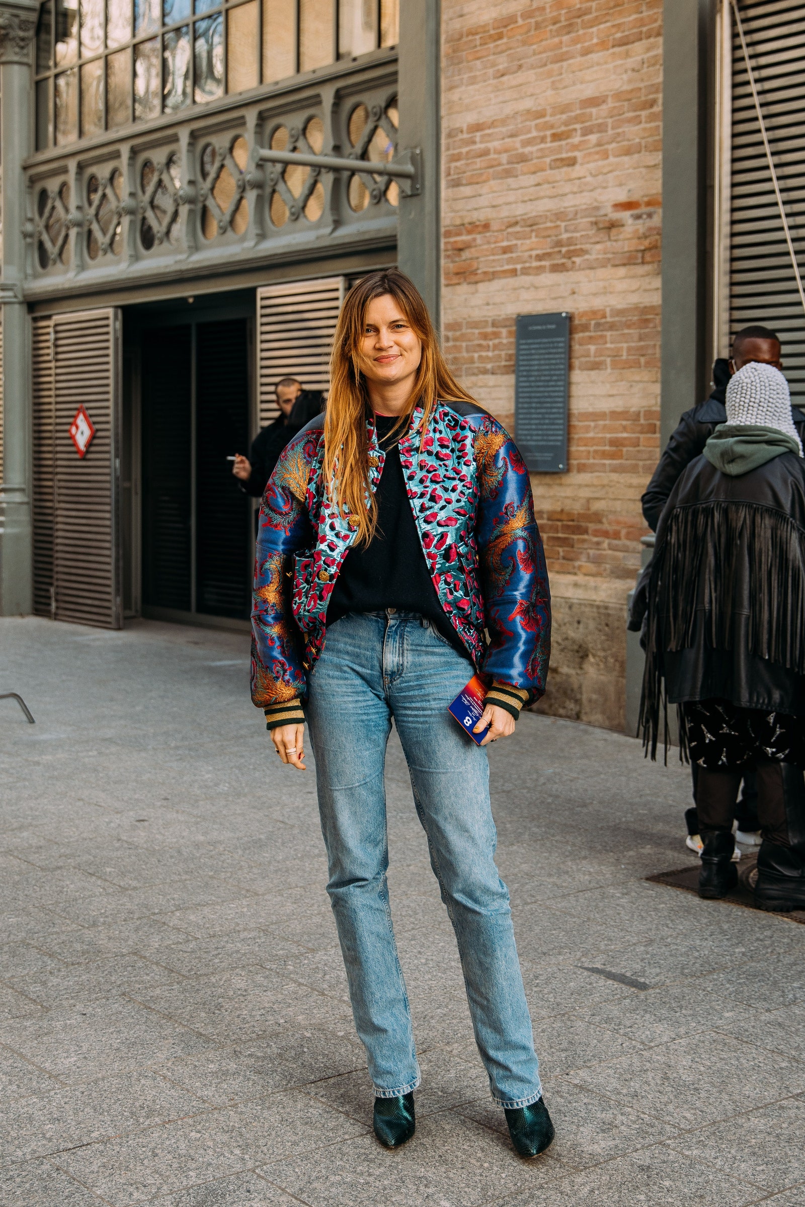 To street style μας δείχνει τα πρώτα πανωφόρια της άνοιξης-2