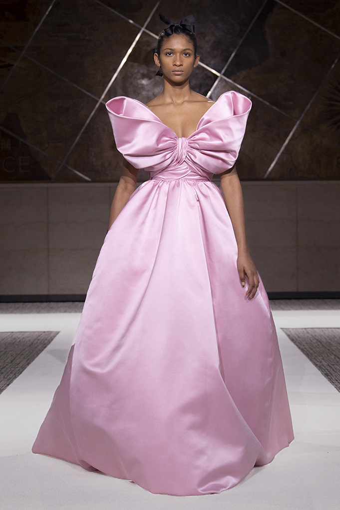 Giambattista Valli Haute Couture: Tα εντυπωσιακά τούλινα φορέματα θύμιζαν Carrie Bradshaw-3