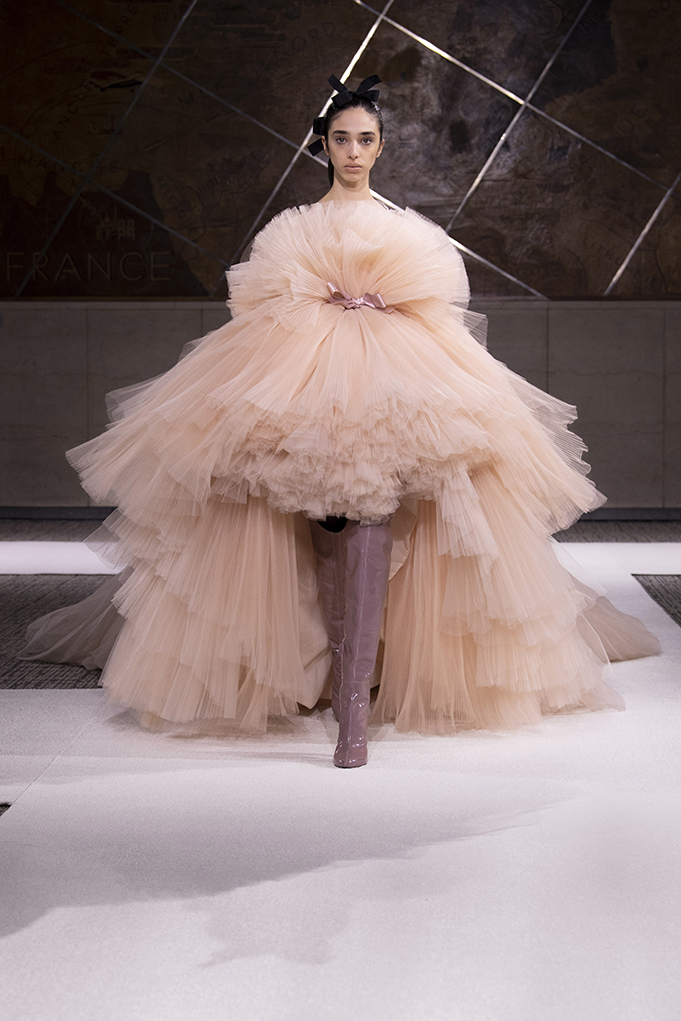 giambattista-valli-haute-couture-tα-εντυπωσιακά-τούλινα-φορέματα-208277