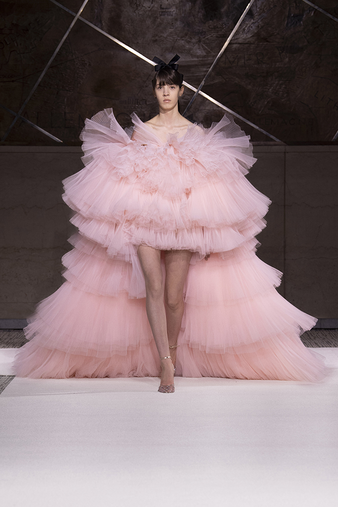 Giambattista Valli Haute Couture: Tα εντυπωσιακά τούλινα φορέματα θύμιζαν Carrie Bradshaw-2