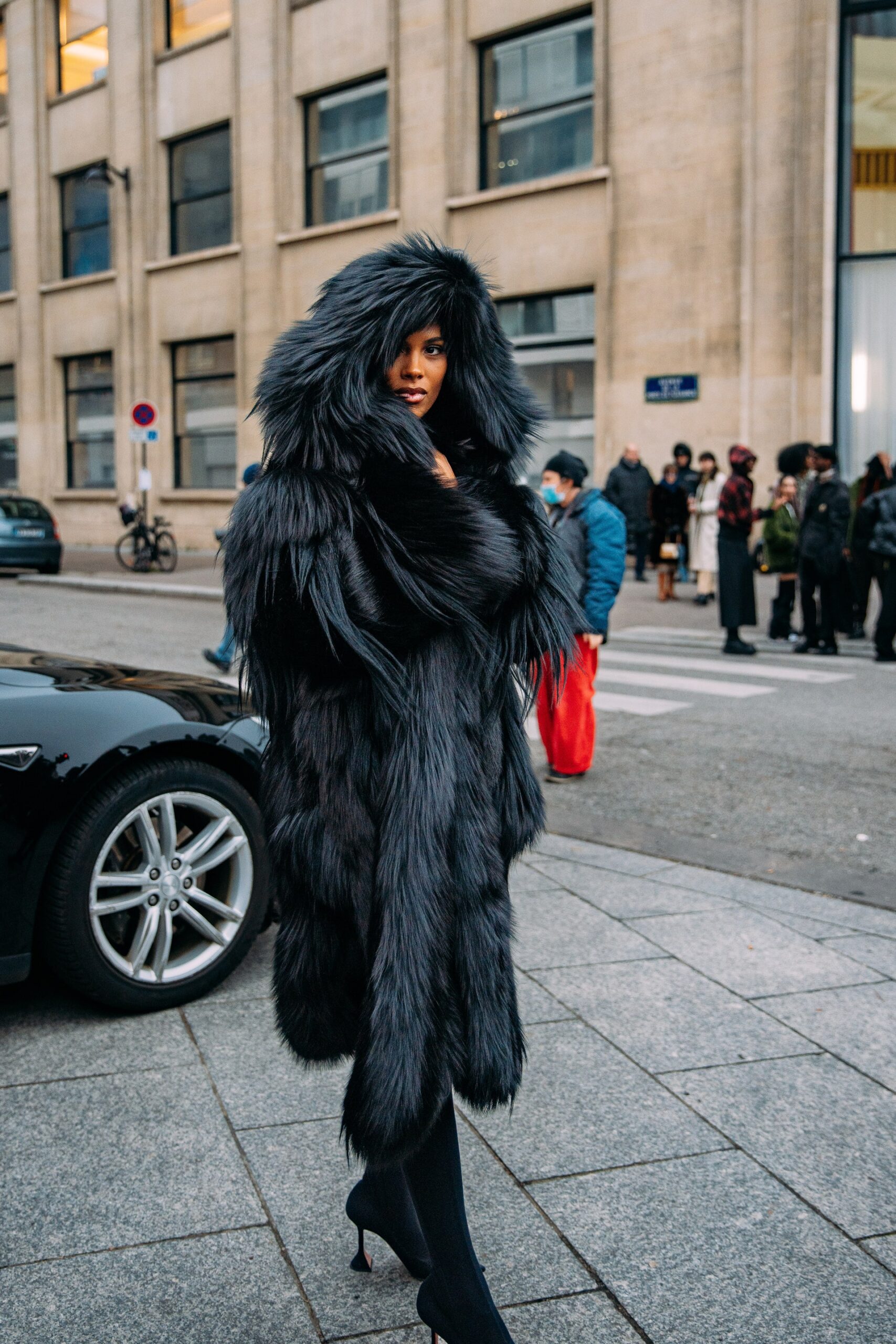 Total black: Το street style του Παρισιού μας δείχνει πώς θα το υιοθετήσουμε-2