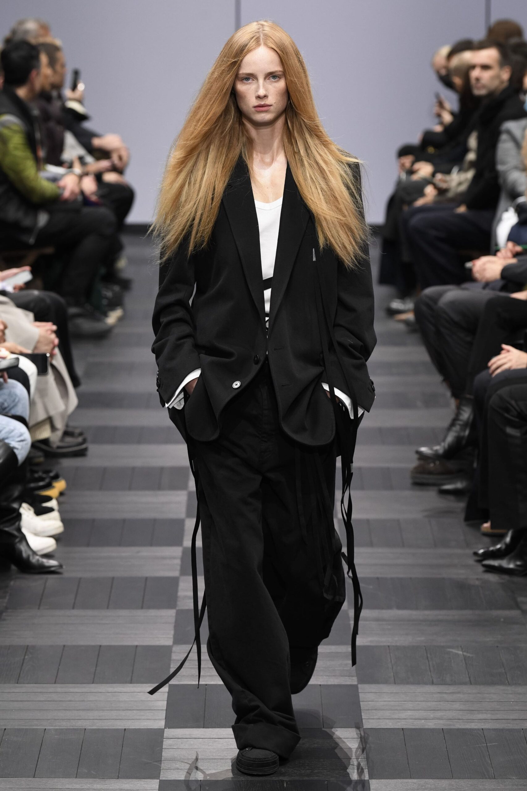 Ann Demeulemeester SS2 Κοστούμι και sneakers: To πιο cool combo του 2022-3