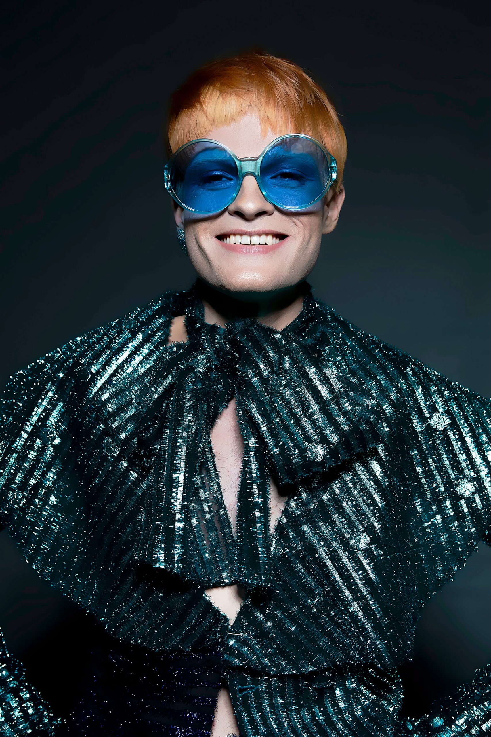 Αυτός ο ανερχόμενος Glam Pop Star είναι ο Elton John της Gen Z-1