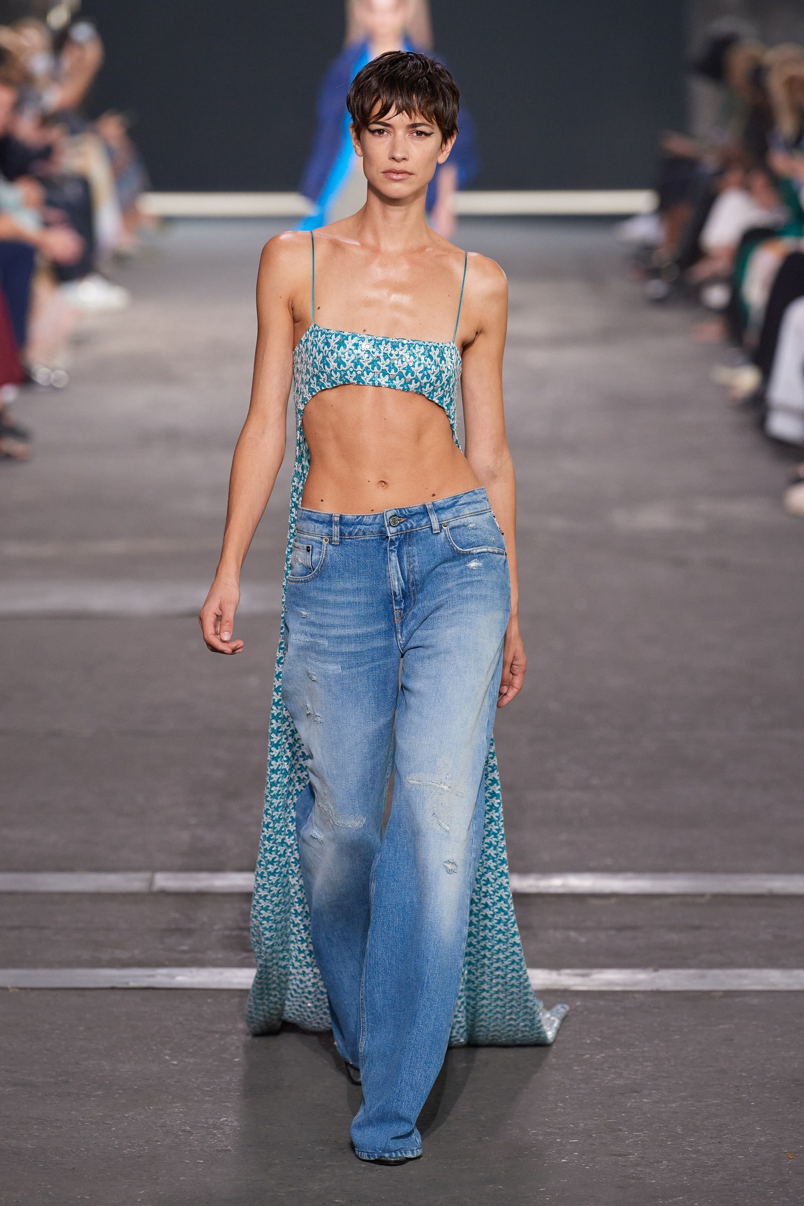 Jeans & ψηλά πέδιλα: Οι non-stop συνδυασμοί της άνοιξης-4