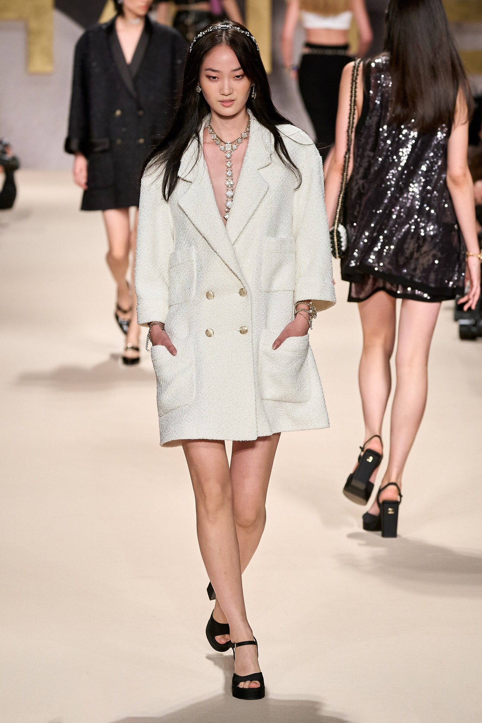 Το oversized blazer γίνεται το πιο σέξι βραδινό κομμάτι-3