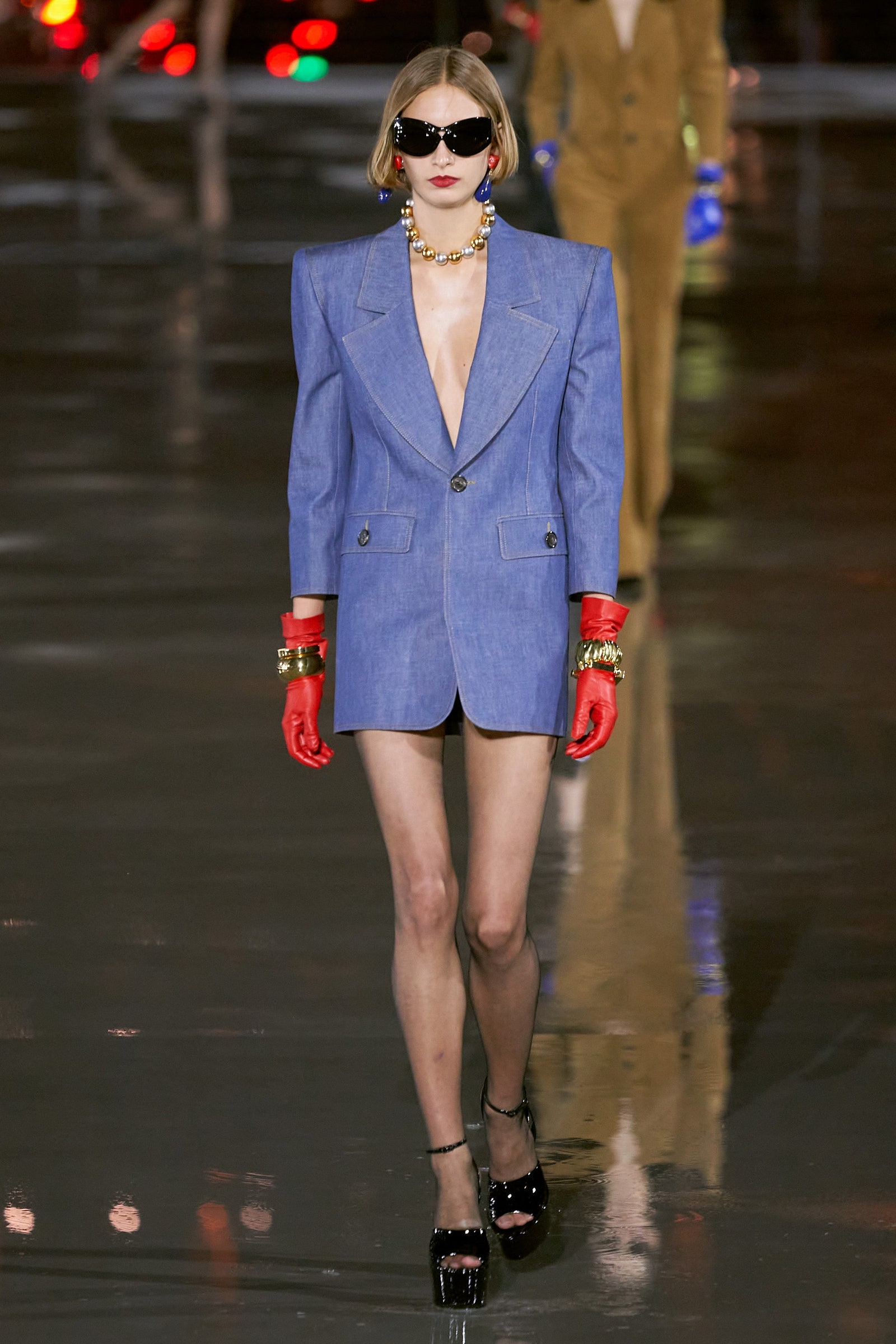 Το oversized blazer γίνεται το πιο σέξι βραδινό κομμάτι-5