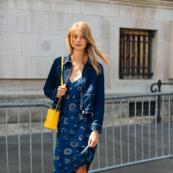 μίντι-φόρεμα-και-sneakers-το-combo-που-θα-αντιγράψ-213907