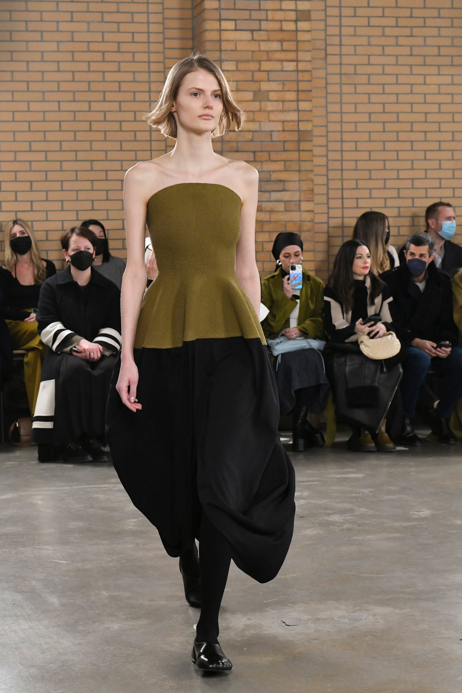Bare shoulders: Τα πιο σέξι τοπ της άνοιξης είναι strapless-5