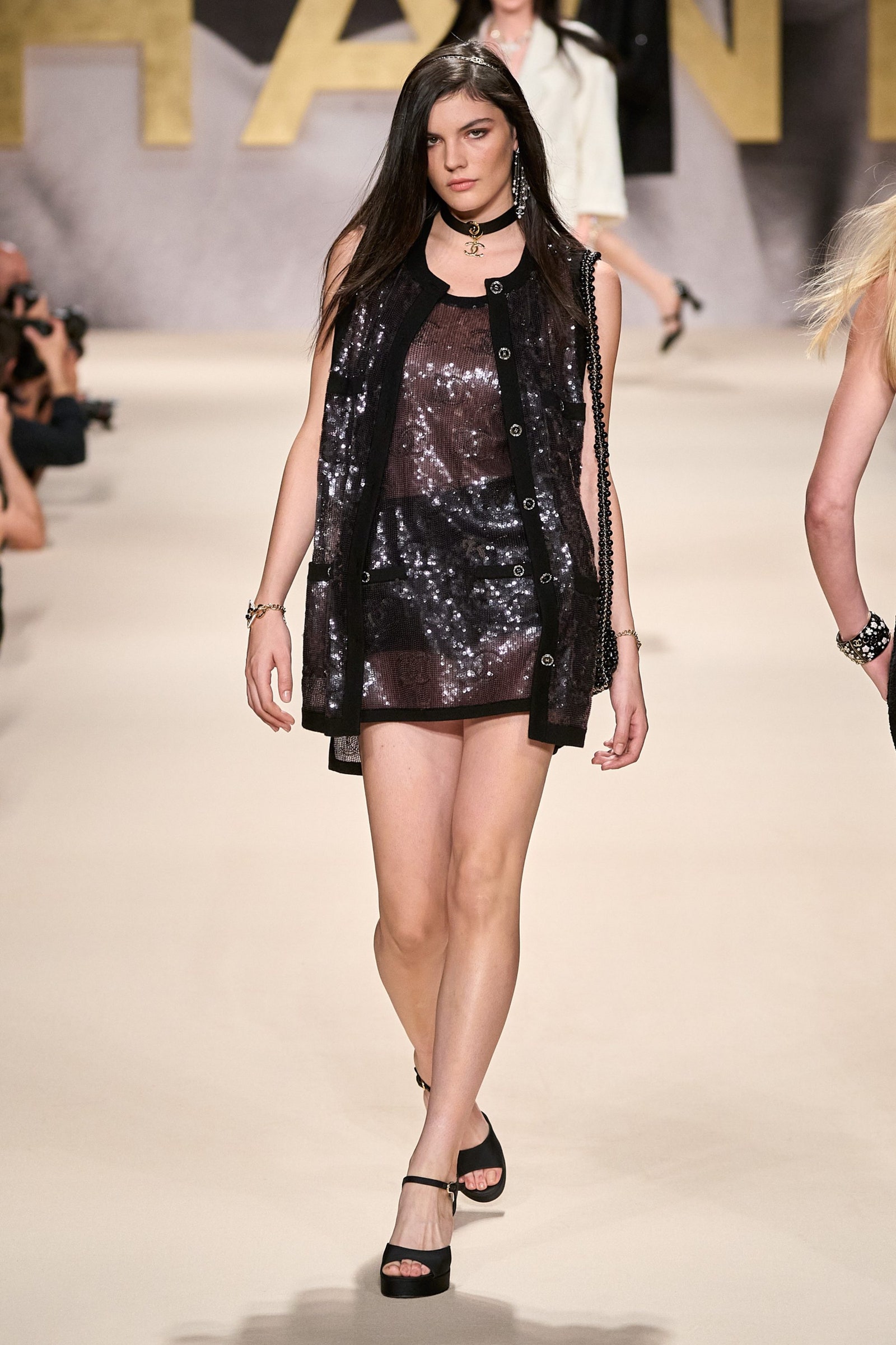 Bracelet platforms: Το shoe trend που ψηλώνει τα πόδια-3