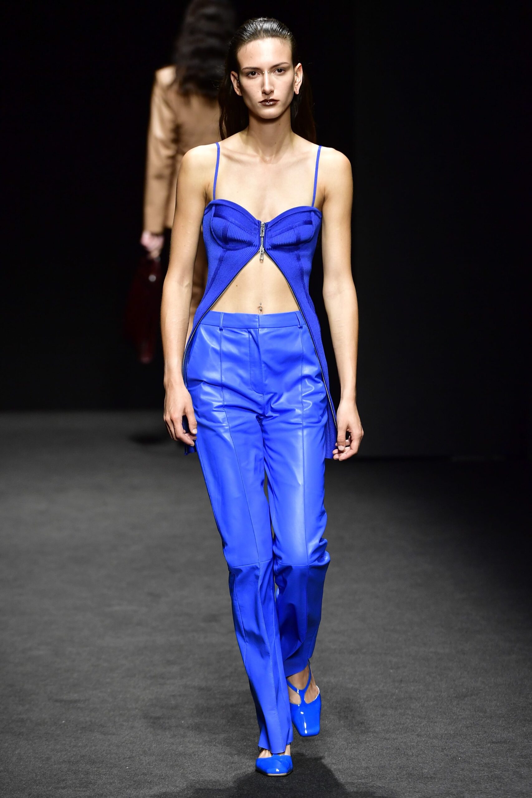 Low-waist δερμάτινο παντελόνι: Το μεγάλο comeback στις πασαρέλες-3