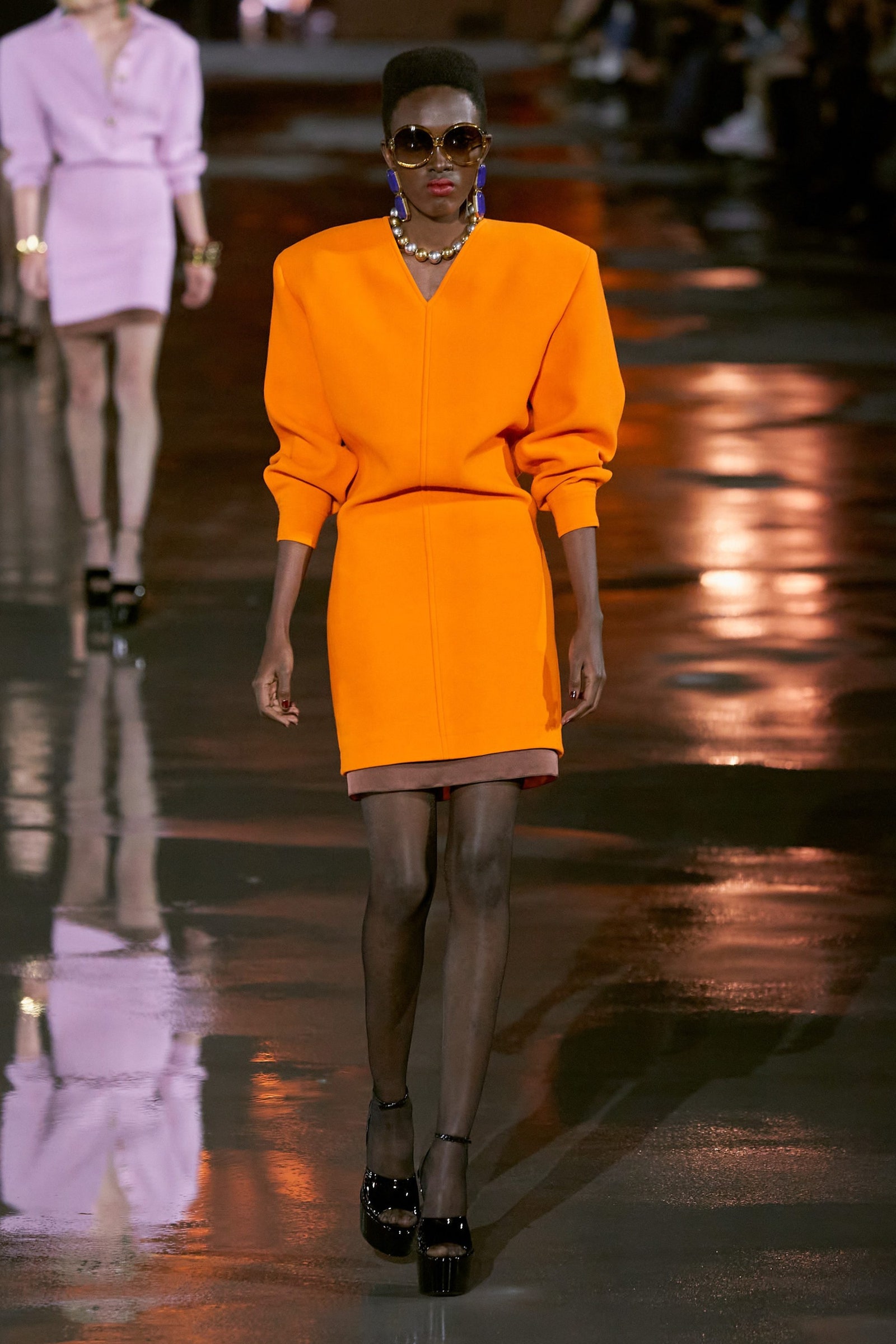 Bracelet platforms: Το shoe trend που ψηλώνει τα πόδια-4