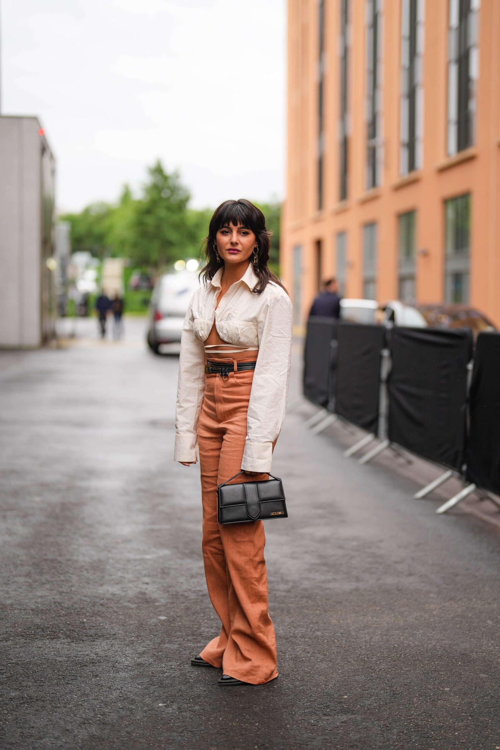 Soft pants: Το street style μας δείχνει πώς να φορέσουμε το πιο flexible παντελόνι-1