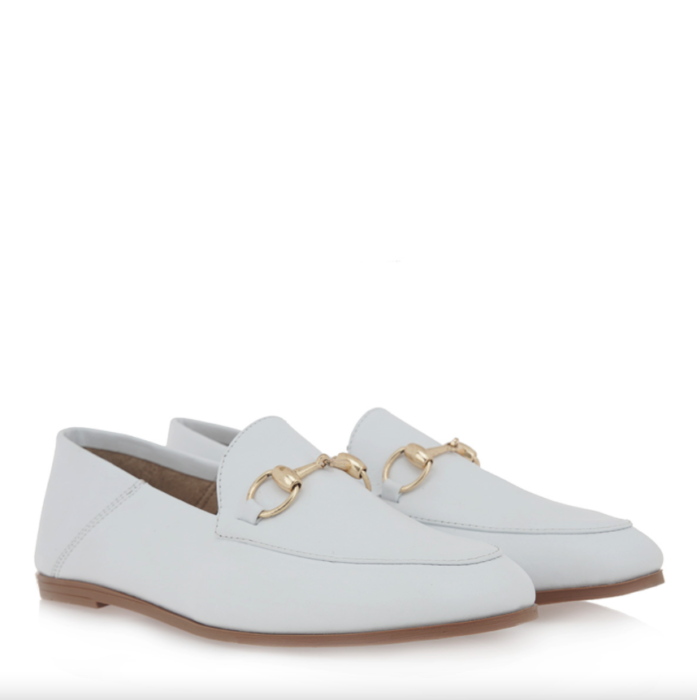 Λευκά loafers: 6 ζευγάρια που θα κάνουν update στα look της άνοιξης-6