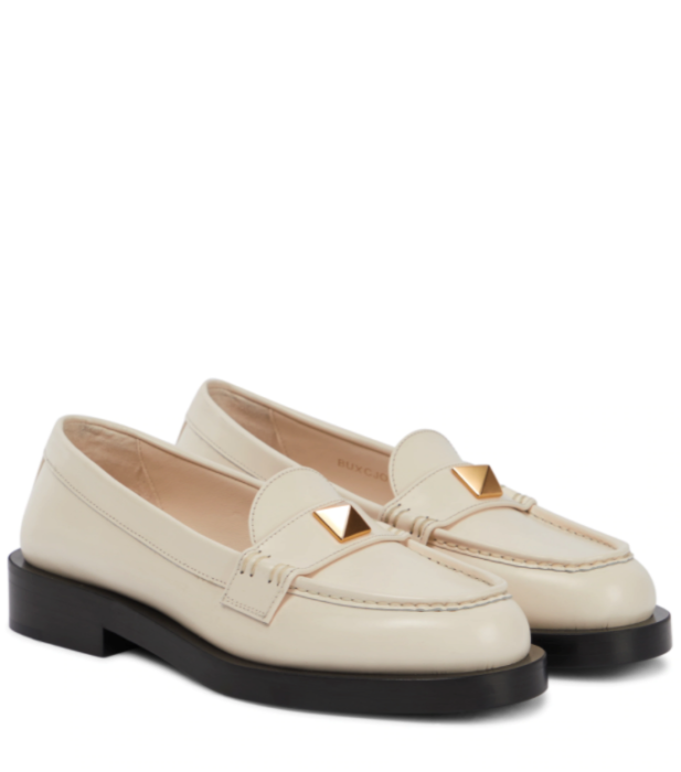 Λευκά loafers: 6 ζευγάρια που θα κάνουν update στα look της άνοιξης-4
