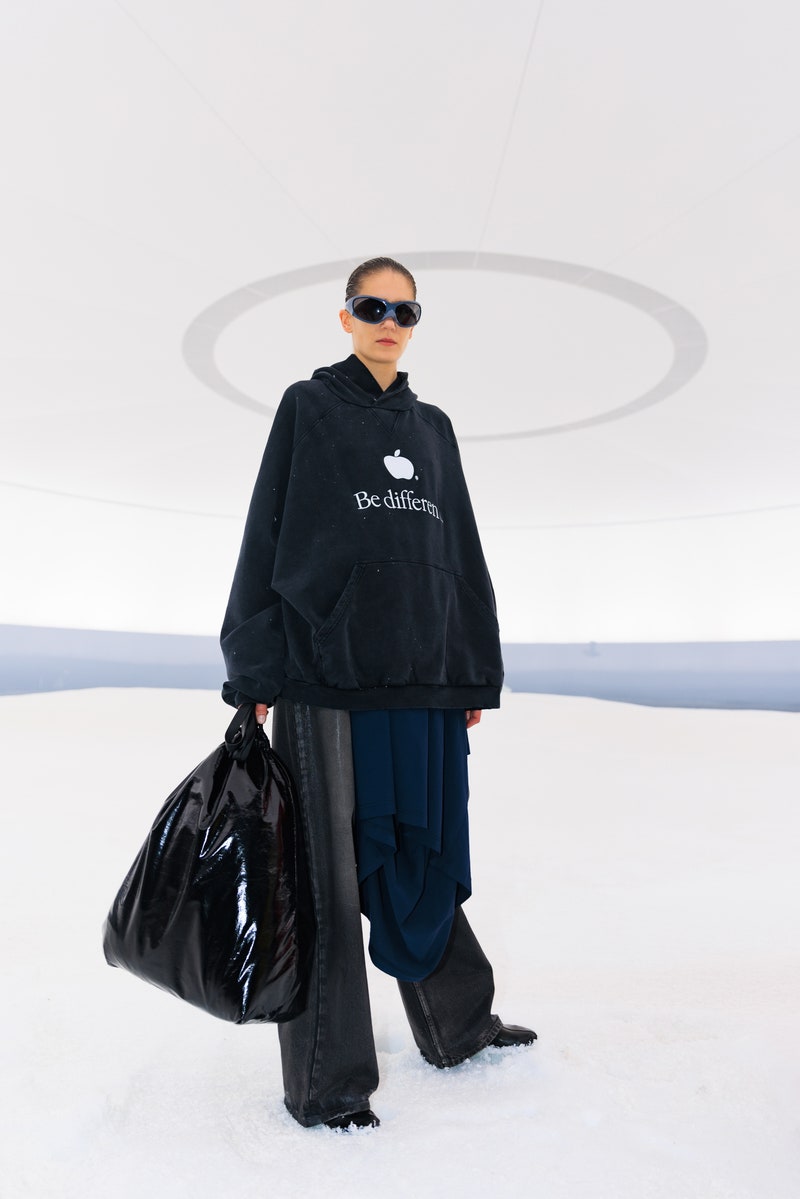 Balenciaga FW22-23: Μια συλλογή με μηνύματα για την Ουκρανία-3
