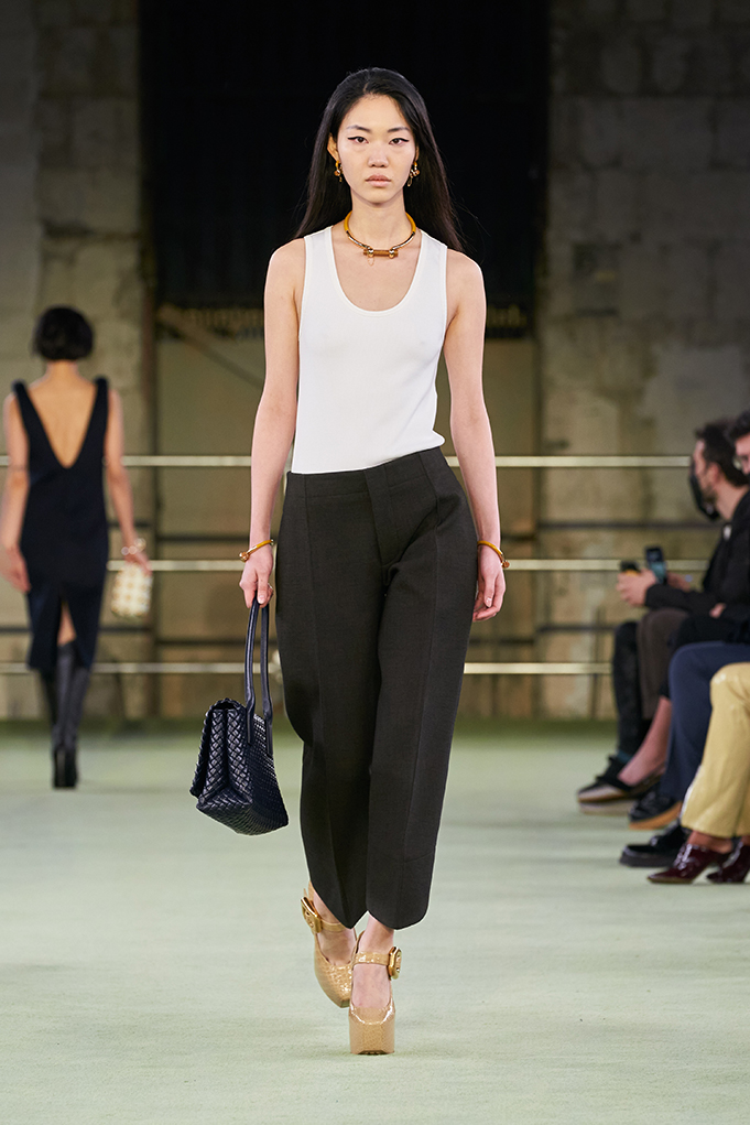 Λευκό tank top: Πώς θα συνδυάσετε την πιο fresh τάση της άνοιξης;-5