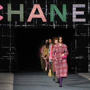 chanel-aw22-tweed-και-rain-boots-είναι-οι-τάσεις-του-χειμώνα-215143