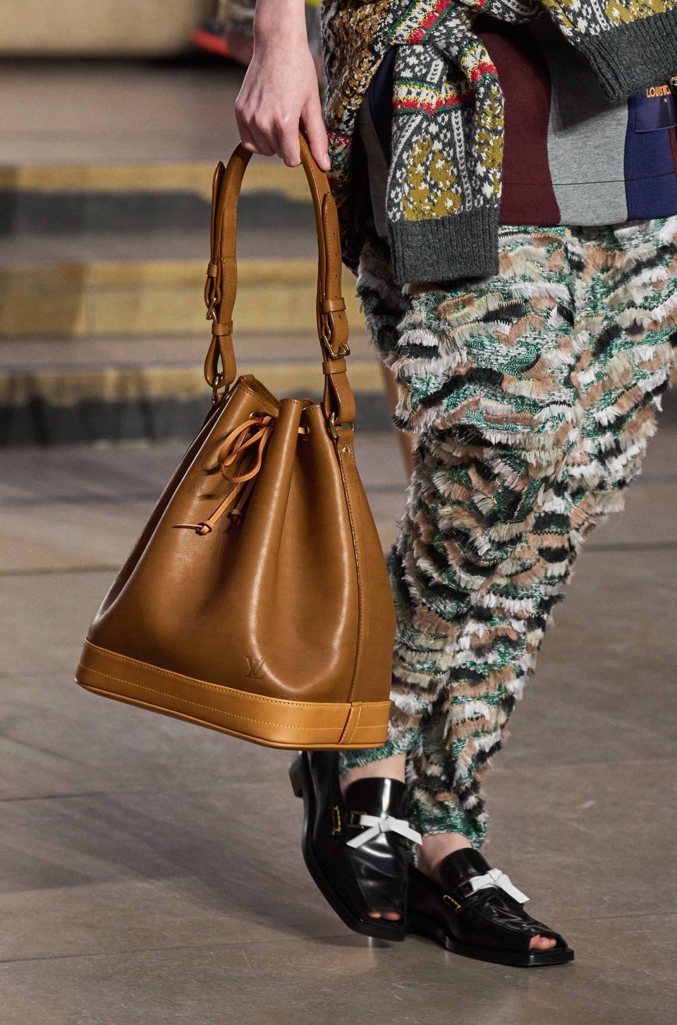 Peep-toe loafers: Τα φλατ παπούτσια που θα γίνουν τάση-1