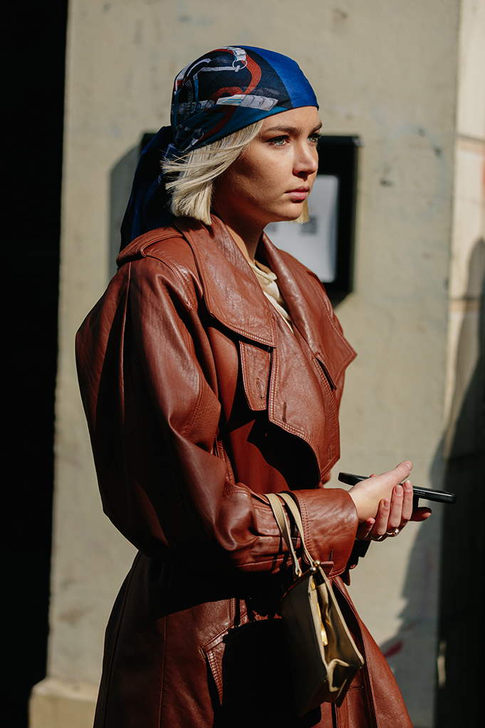 Φουλάρι: 8 so chic τρόποι να το φορέσετε από το street style-7