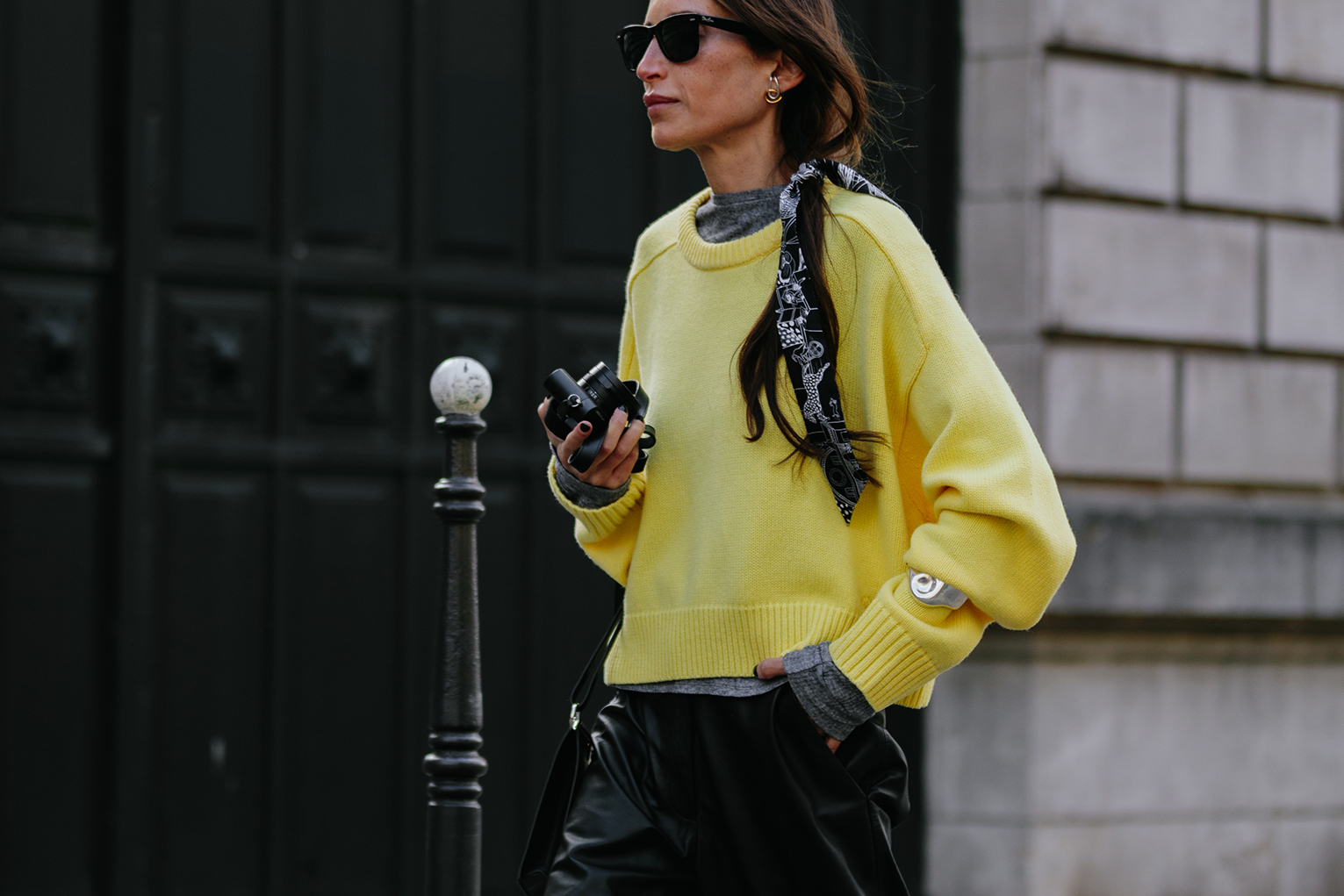Φουλάρι: 8 so chic τρόποι να το φορέσετε από το street style-2
