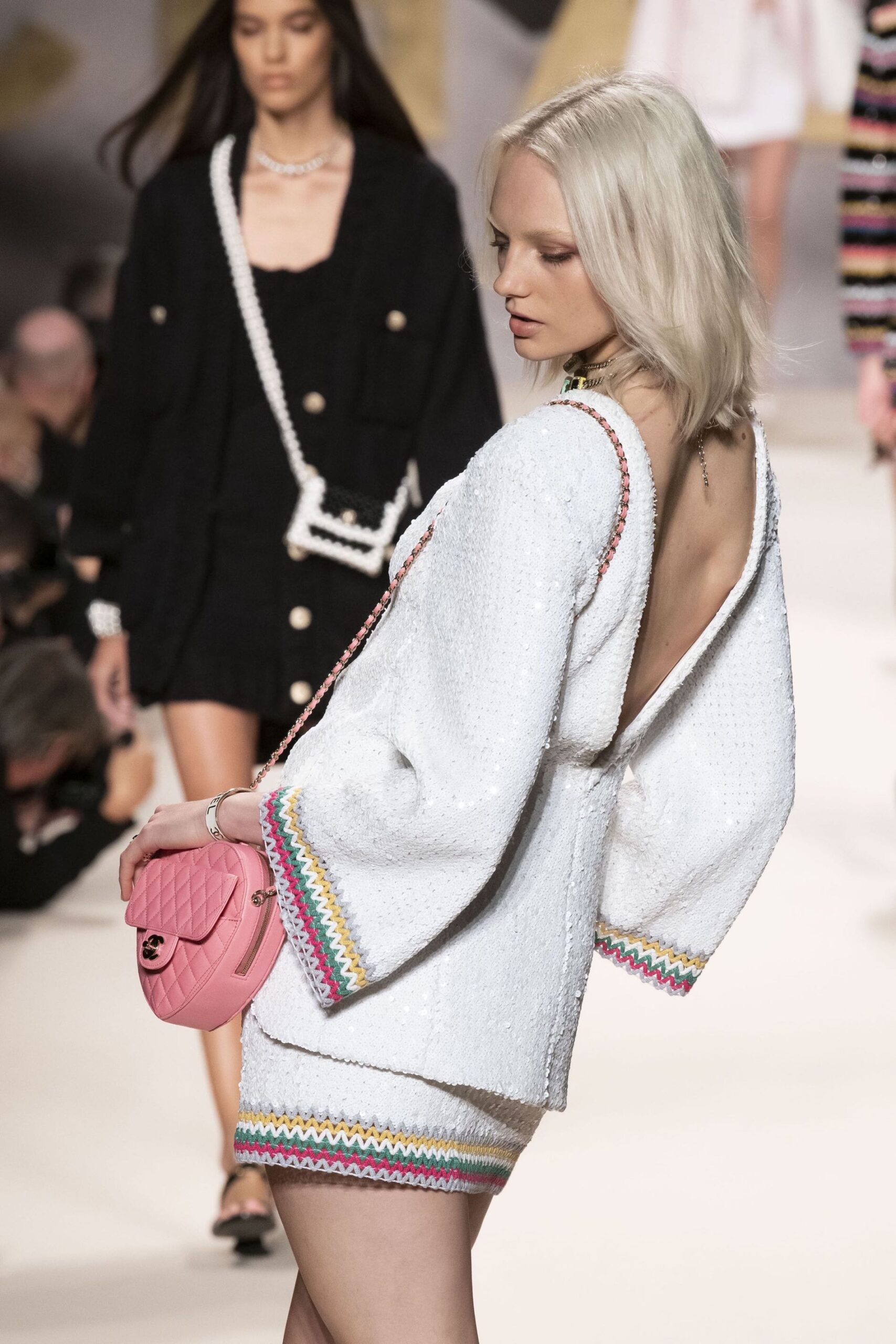 Τσάντα καρδιά: H pop πινελιά των ανοιξιάτικων look-3
